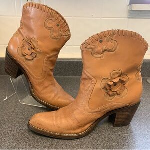 MIA Daisy Leather Short Cowboy Boot Flower Appliqué Boho Size 6.5 Western